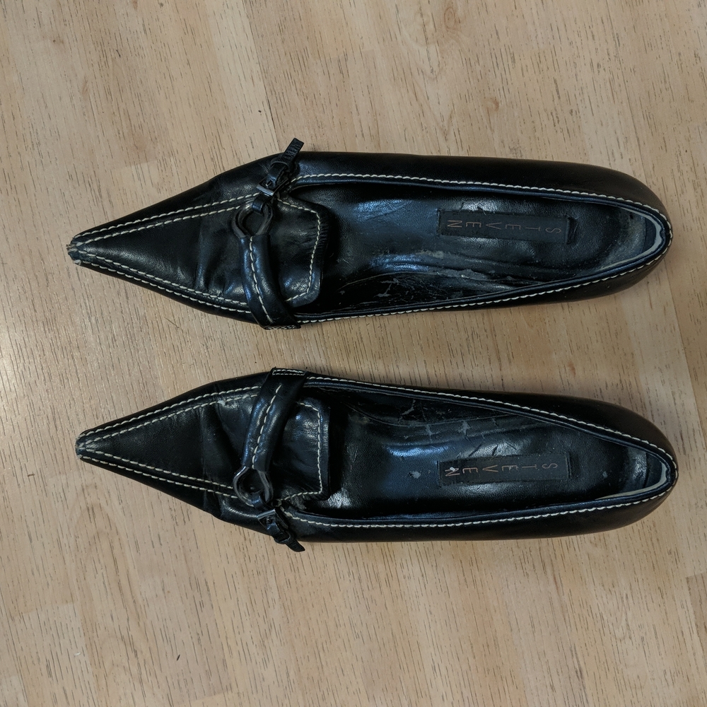 Shoes/ pumps with pointed toe, black with off-white stitching, size 9. 5